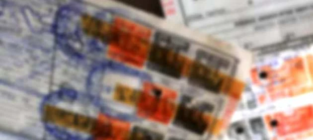 Καταμέτρηση ενσήμων πριν το 2002 – Παλιές καρτέλες & βιβλιάρια ασφάλισης Καταμέτρηση ενσήμων πριν το 2002: Θολή εικόνα παλιών καρτελών και βιβλιαρίων ασφάλισης με σφραγίδες για έλεγχο ενσήμων ΕΦΚΑ και υψηλότερη σύνταξη